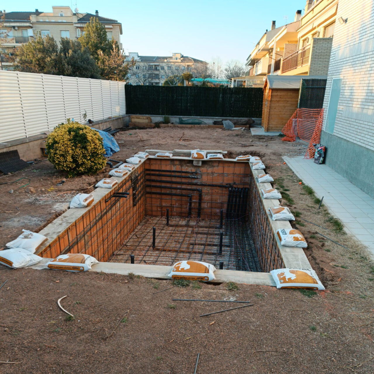 Ventajas de elegir una piscina de obra en lugar de una piscina de fibra ...